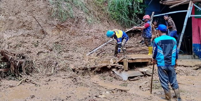 Petugas gabungan membersihkan sisa-sisa material longsoran tebing tanah yang terjadi di Kampung Cibuluh RT 05 RW 01, Desa Tenjowaringin Kecamatan Salawu Kabupaten Tasikmalaya , Kamis 23 Maret 2023.*