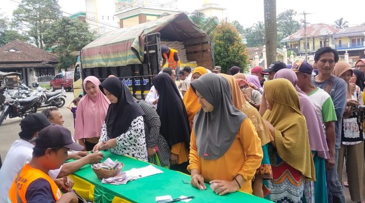 Bulog Cirebon bekerja sama dengan Diskopdagperin Kuningan menggelar operasi pasar khusus beras medium selama 15 hari.