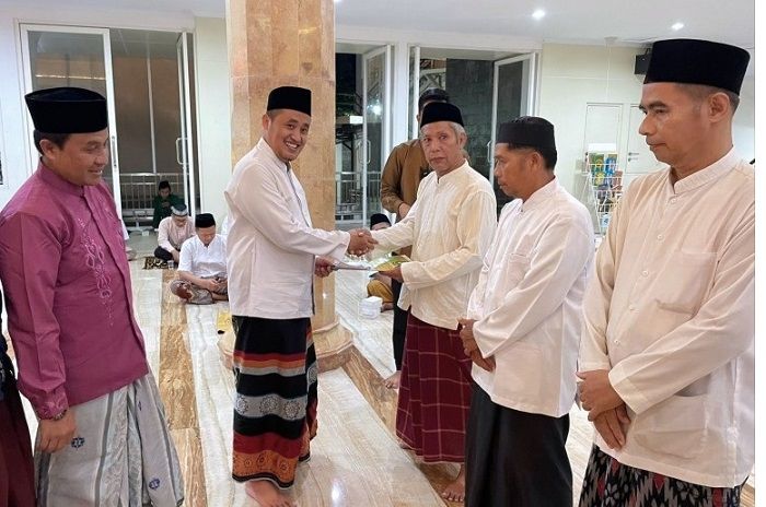 Plt Bupati Pemalang memberikan bantuan kepada takmir dan marbot Masjid Agung Nurul Kalam Pemalang.