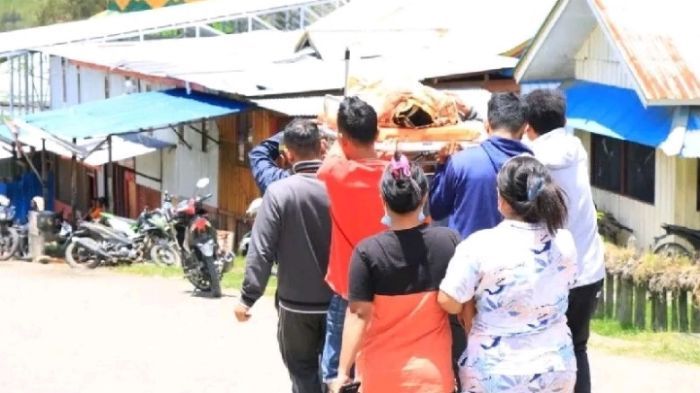 Jenazah Irwan, korban penembakan KKB tampak dibawa ke rumah duka, Ilaga, Kabupaten Puncak Papua Tengah.