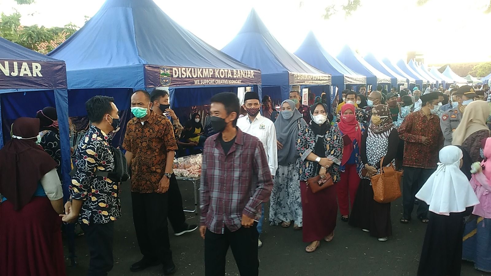 Suasana Pasar Ramadhan di tempat wisata Banjar Water Park pada tahun 2022, cocok untuk ngabuburit sambil berburu takjil.*/lintashukum-indonesia.com