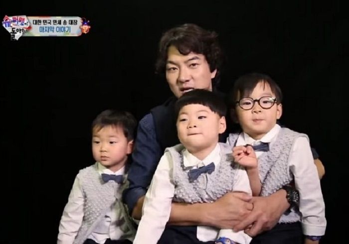 Song Triplets dan Sang ayah saat mereka pamit dari acara The Return of Superman. Sumber:Youtube KBS World TV