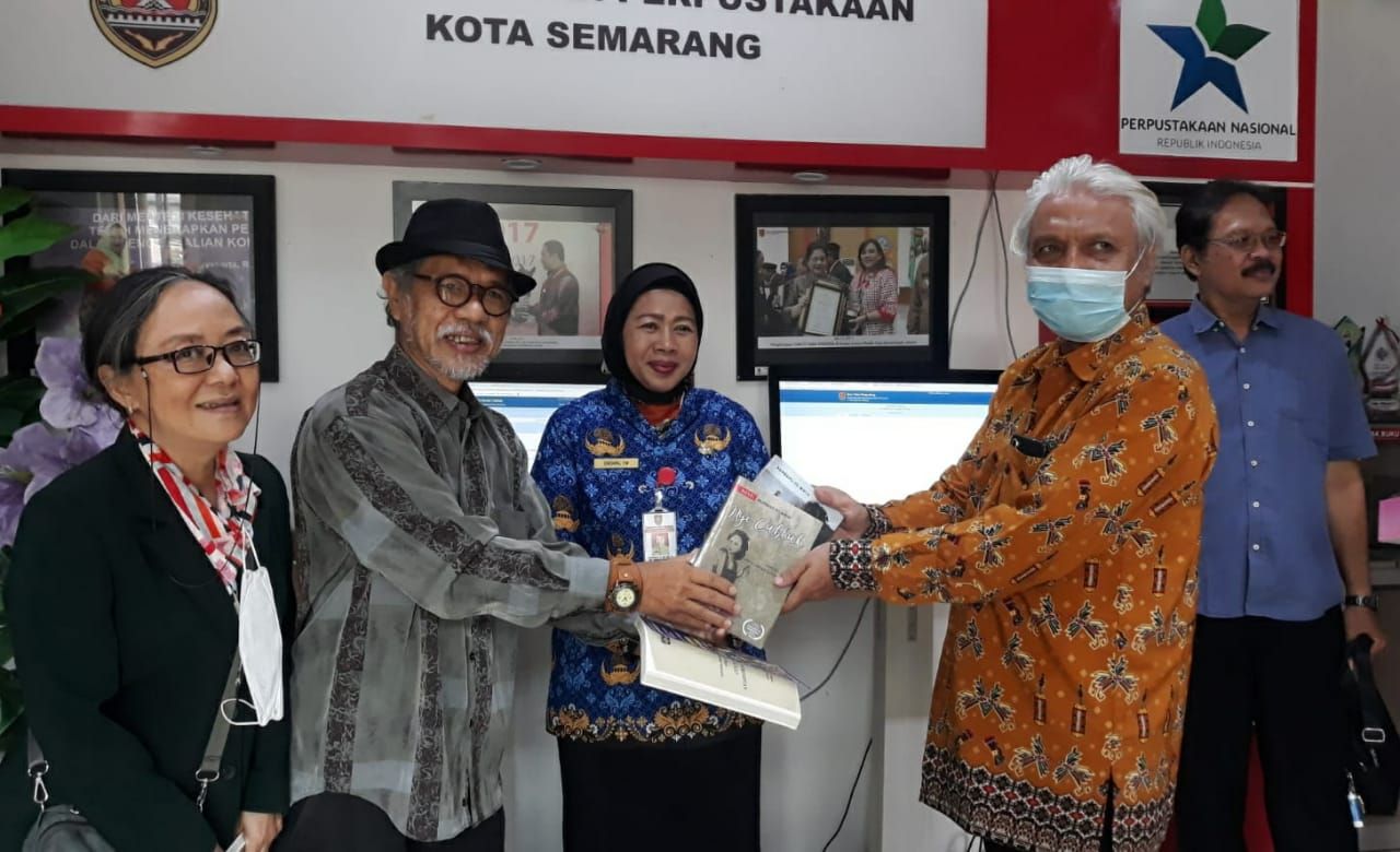 Novelis Bambang Iss Wirya menyerahkan beberapa buku karyanya untuk menambah koleksi Perpustakaan Satupena Jawa Tengah. Buku-buku diterima oleh Ketua Umum Satupena Jawa Tengah, Gunoto Saparie.
