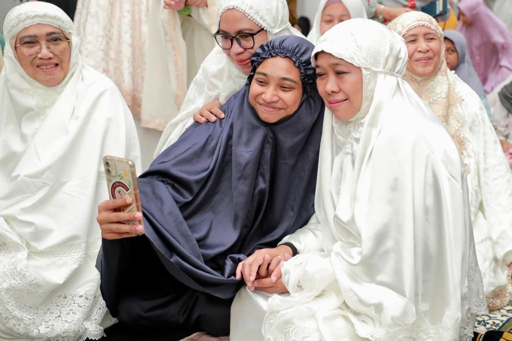 Khofifah saat menjalankan Sholat Tarawih Di Masjid Raya Islamic Center 