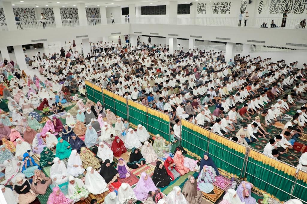 Suasana Shalat Tarawih pertama di masjid raya Islamic Center Jawa Timur 