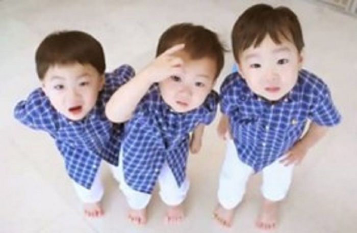 Song Triplets yang sedang melihat ayahnya yang tengah memegang kamera. Sumber: youtube KBS World Tv