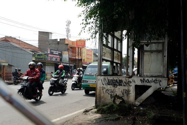 Halte bus Trans Metro Bandung di Jalan Cinunuk Kecamatan Cileunyi Kabupaten Bandung semakin rimbun tertutup pohon beringin yang tumbuh di belakangnya, sejak dipermasalahkan tahun 2019 karena berada diatas trotoar hingga kini halte bis tidak kunjung dibongkar.