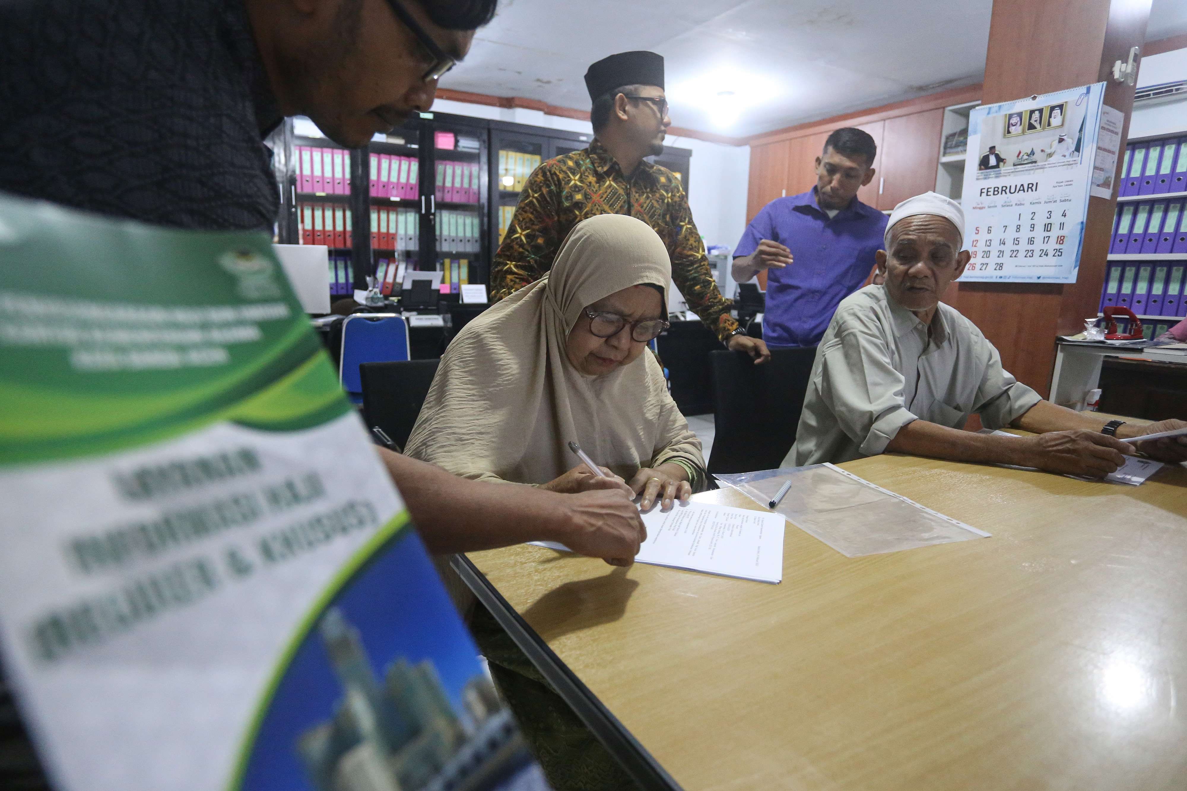 Petugas Pelayanan Pendaftaran Haji Kemenag membantu warga yang akan mendaftar ibadah haji 
