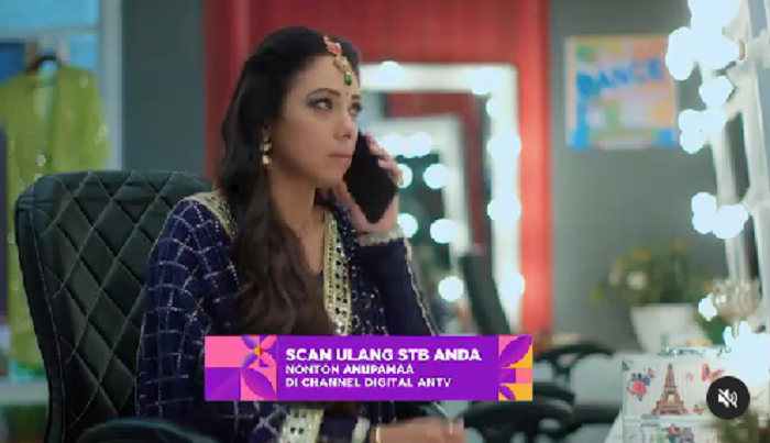 Anupamaa terlihat menelpon Anuj sebelum tampil menari. 
