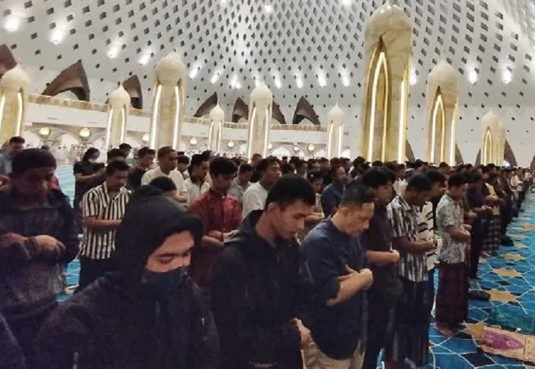 Para jemaah melaksanakan salat tarawih pertama di masjid raya al jabbar, kota bandung, jawa barat, Rabu 22 Maret 2023.