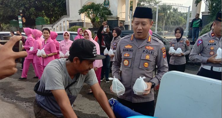 Kapolresta Bandung Kombes Pol Kusworo Wibowo bagikan takjil gratis untuk masyarakat di Jalan Fathu, Kamis 23 Maret 2023