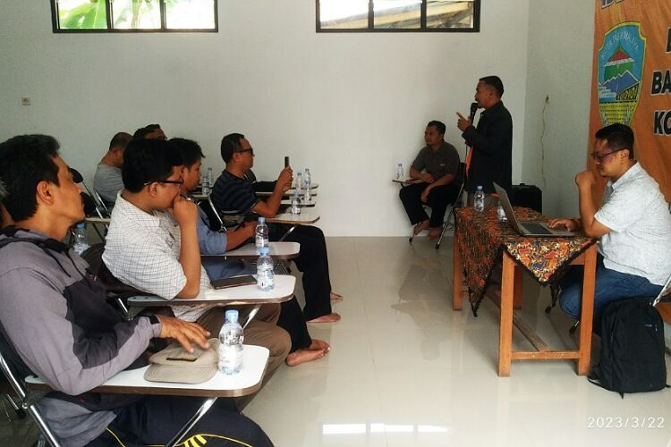 Ketua Komisi IV DPRD Kota Tasikmalaya Dede Muharom memberikan pencerahan di Kantor Kesbangpol Kota Tasikmalaya. Dia mengajak  cegah politik uang dan cegah oligarki berkuasa