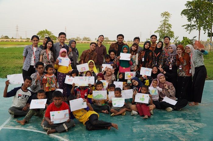 Foto bersama setelah kegiatan story telling dalam acara Story of Bekasi Chapter 2.