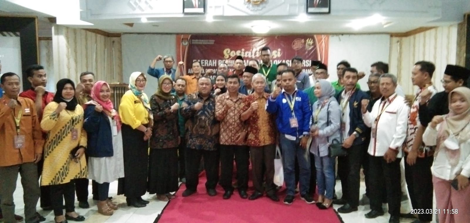 Divisi Teknis Penyelenggara KPU Indramayu, H.Fahmi Labib bersama para komisioner KPU dan peserta sosialisasi di aula salah satu hotel Indramayu, Selasa (21/3/2023).