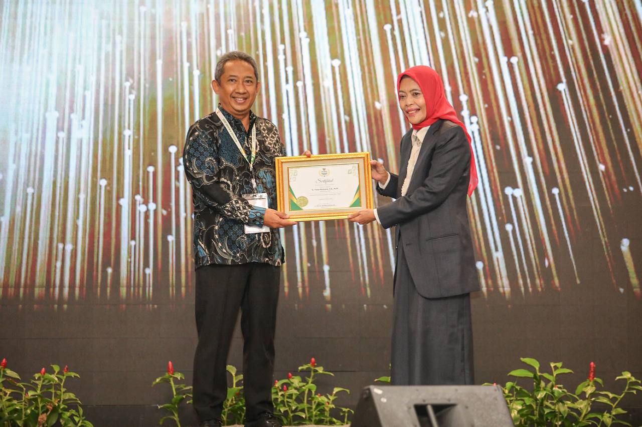 Warga Kota Bandung suka zakat, Wali Kota Bandung menerima Baznas Award 2023.