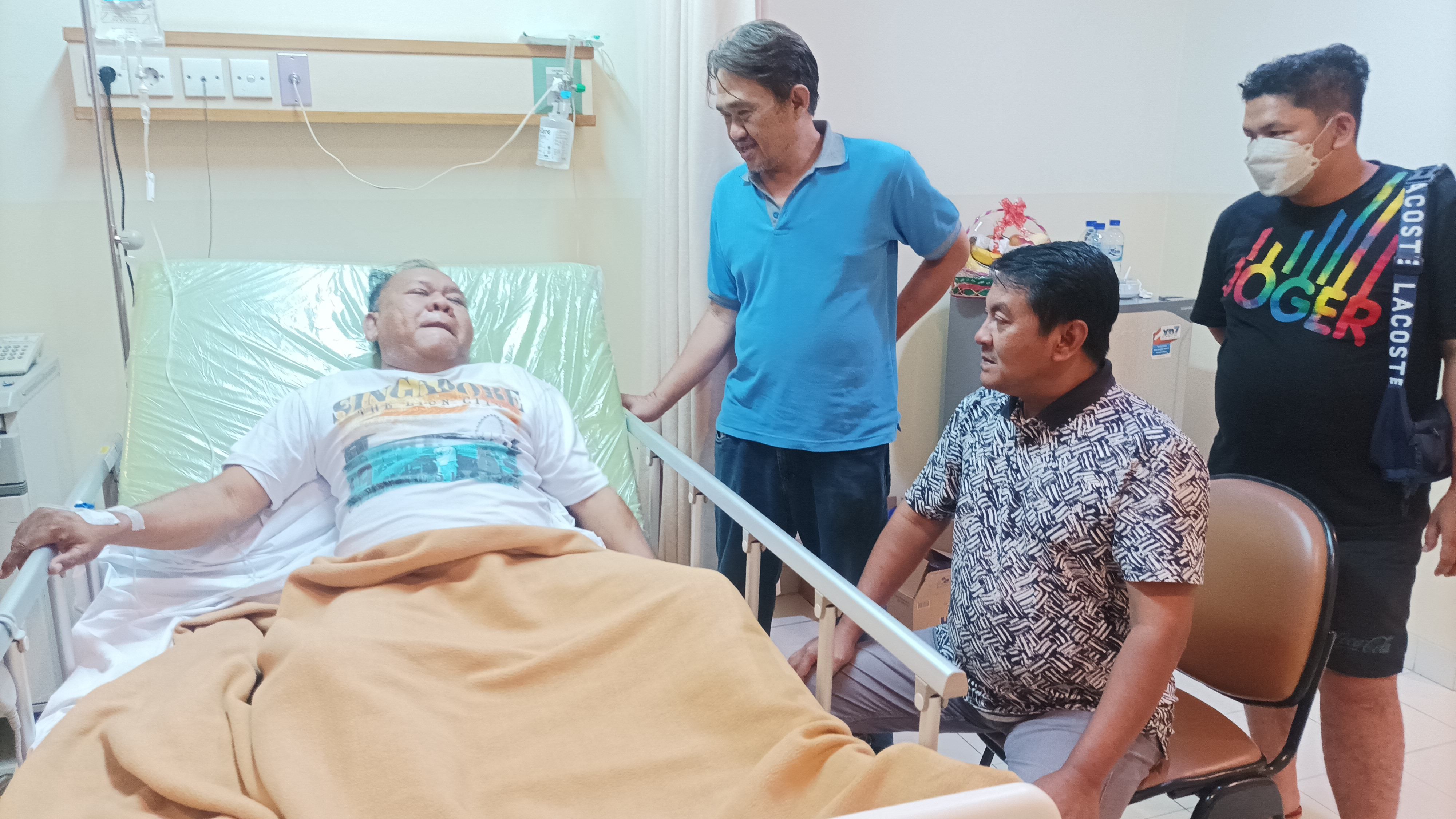 Ketua DPRD Kota Tegal, Kusnendro ST(duduk) saat bezuk Kepala Dishub Ading di rumah sakit Mitra Keluarga, Rabu (22/3/2023) malam. 
