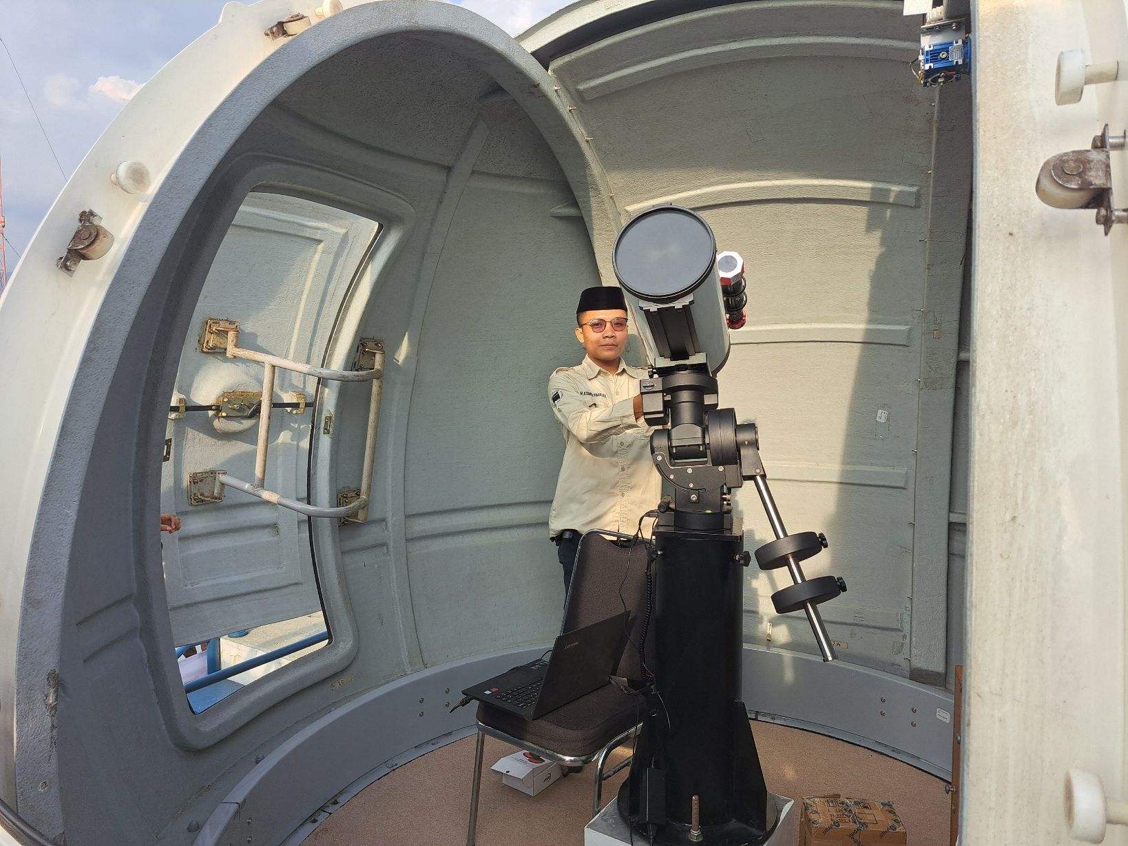Seorang anggota tim Observatorium Albiruni Fakultas Syariah Universitas Islam Bandung (Unisba) mempersiapkan peralatan untuk memantau hilal, di Observatorium Albiruni Fakultas Syariah Unisba, Rabu (22/3/2023). 