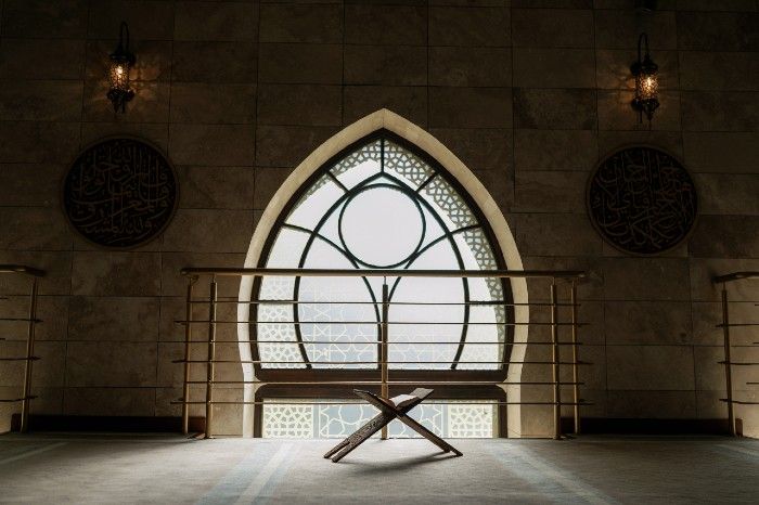 Ilustrasi masjid dan Al Quran: Sunnah Rasulullah saw. saat bulan Ramadhan /Alena Darmel/Pexels/