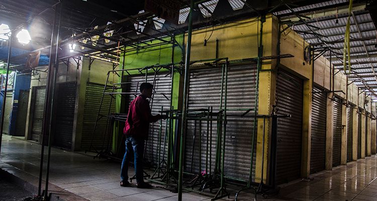 Pedagang menutup kios di Pasar Cimol Gedebage, Bandung, Jawa Barat, Rabu (22/3/2023). Pasar tersebut ditutup untuk sementara atas inisiatif dari para pedagang terkait adanya larangan dari pemerintah terhadap aktivitas perdagangan pakaian bekas impor.
