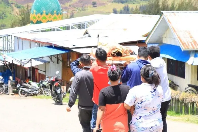 Jenazah Irawan yang merupakan tukang ojek yang ditembak KKB pada Rabu, 22 Maret 2023. Akan dibawa ke rumah duka Ilaga, Kabupaten Puncak, Papua Tengah. 