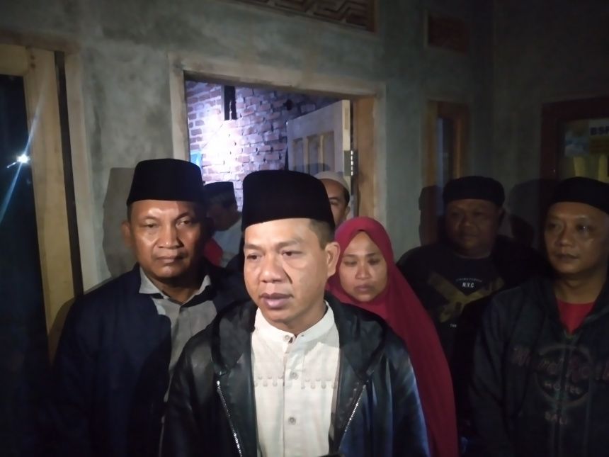 Ketua DPC PKB Kabupaten Bandung, Dadang Supriatna saat memberikan keterangan pers usai sahur bersama dengan warga di Desa Tegal Luar, Kecamatan Bojongsoang, Kamis 23 Maret 2023