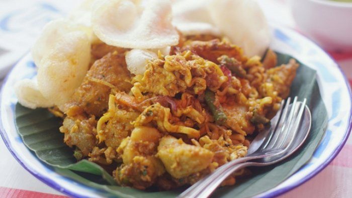 Resep dan cara membuat lontong goreng. Menu sehat dan praktis untuk berbuka puasa dan sahur.