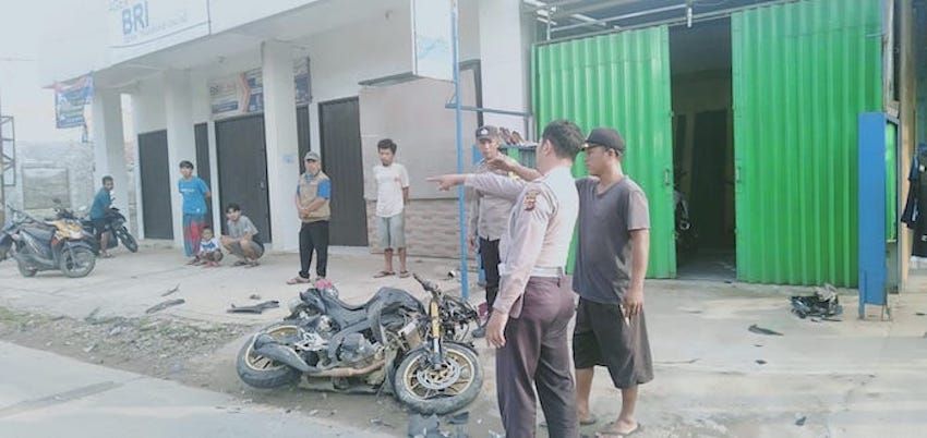 Kecelakaan lalu lintas yang melibatkan sepeda motor dan truk terjadi di Jalan Raya Pahlawan, Desa Pengasinan, Kecamatan Gunung Sindur, Kamis, 23 Maret 2023.