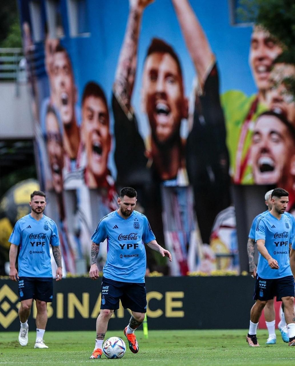 Lionel Messi dan Mac Alllister sedang berlatih menjelang laga persahabatan kontra Panama