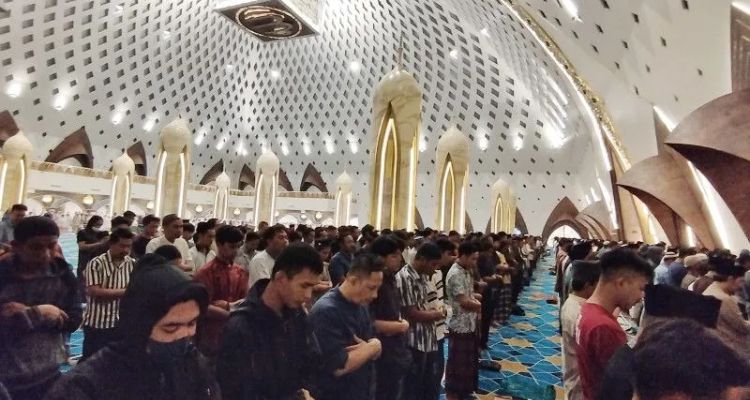 Umat Muslim mengikuti salat tarawih pertama di Masjid Raya Al Jabbar, Kota Bandung, Jawa Barat, Rabu, 22 Maret 2023.  