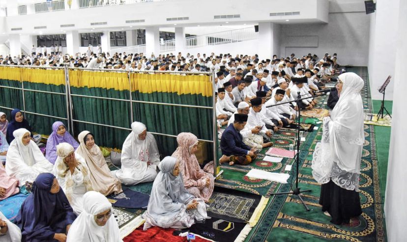 Gubernur Khofifah dan Wagub Emil Tunaikan Shalat Tarawih Pertama di Masjid Raya Islamic Centre Jawa Timur