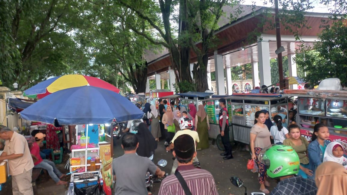 Warga Membludak Berburu Takjil di Alun-alun Palabuhanratu Sukabumi