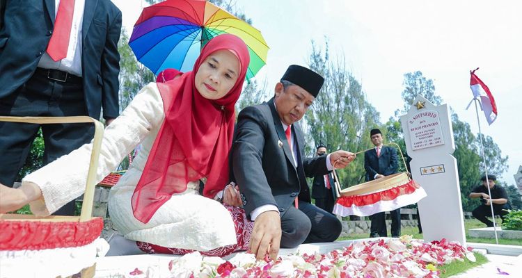 Wali Kota Bandung Yana Mulyana berziarah ke Taman Makam Pahlawan dalam momen peringatan Bandung Lautan Api, Jumat 24 Maret 2023
