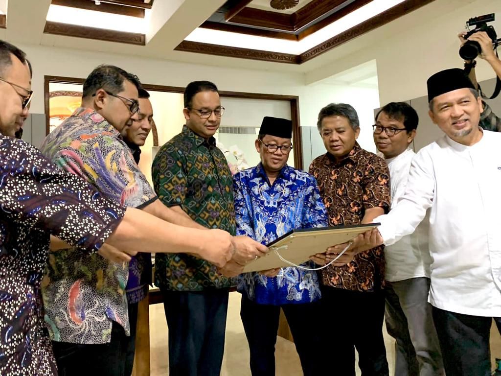 Anies Baswedan bersama tim 8, usai penandatanganan piagam Kerjasama Tiga Partai Politik (dok: istimewa)