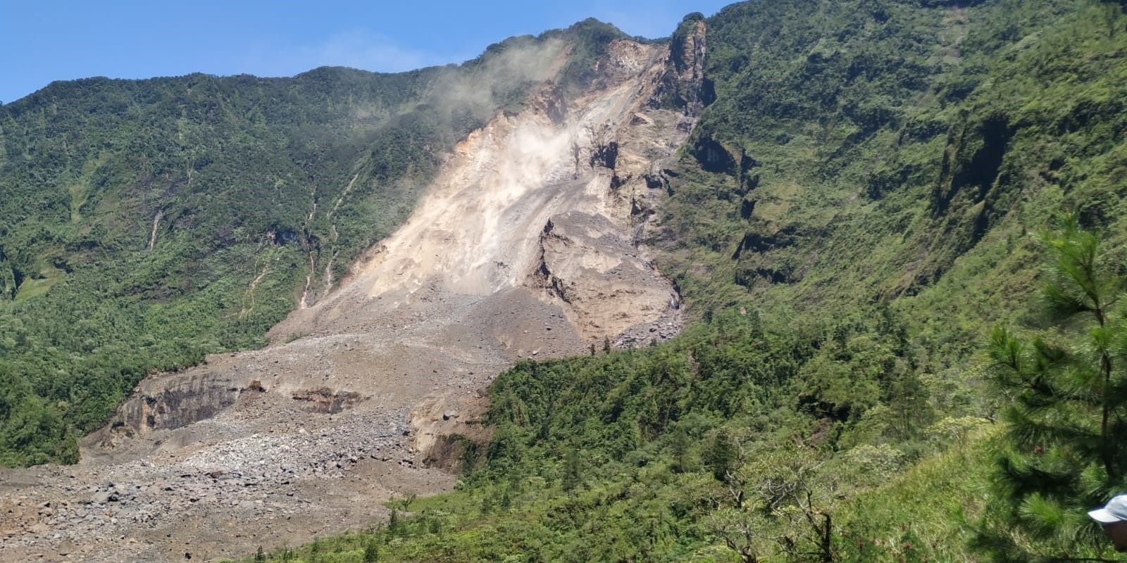 Badan Geologi mencatat masih terjadi longsoran di Kawah Gunung Galunggung Tasikmalaya Jawa Barat hingga Jumat 24 Maret 2023