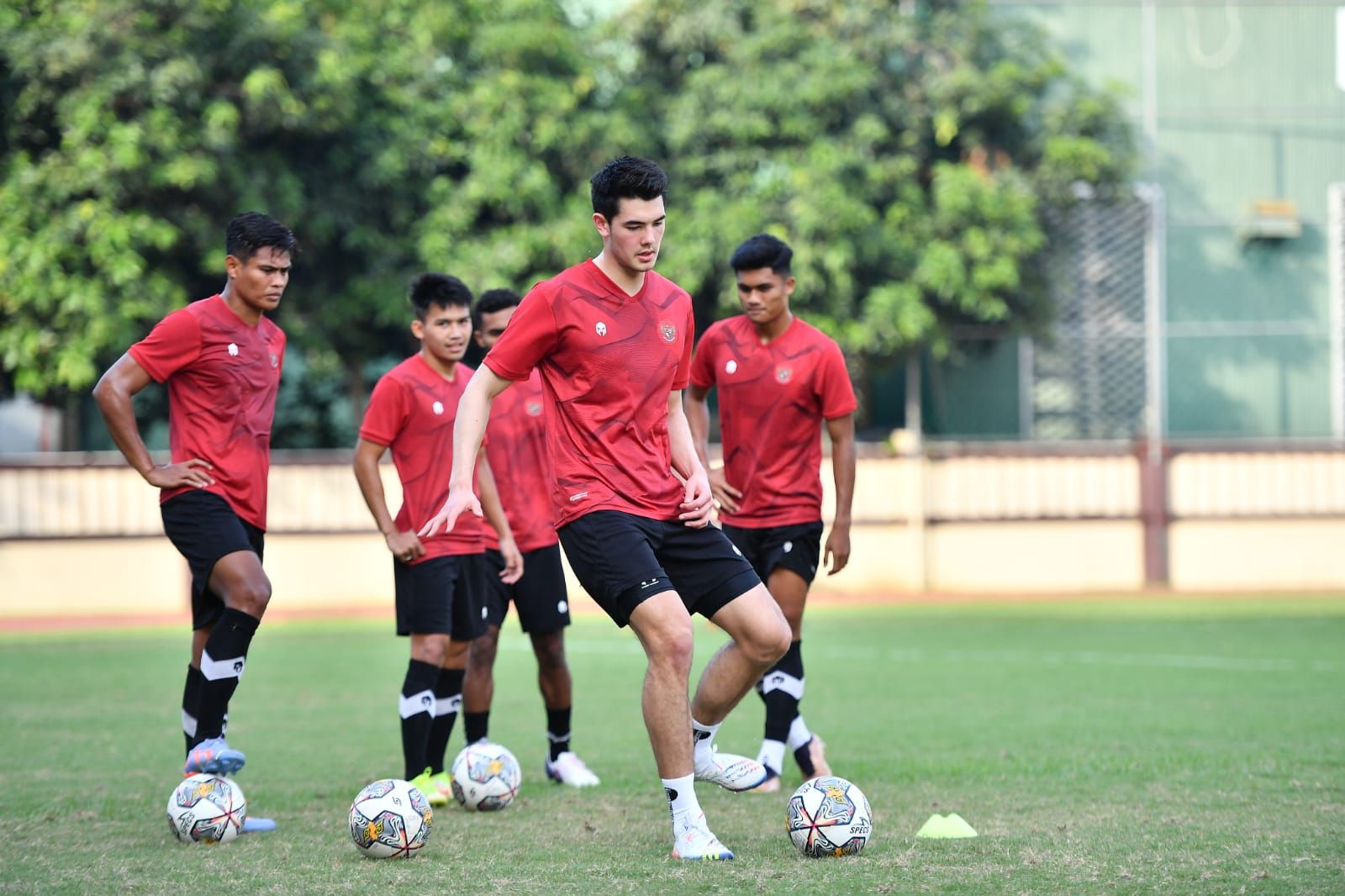 Timnas Indonesia tengah bersiap untuk Laga FIFA Matchday melawan Burundi, termasuk juga Elkan Baggott dan Riko Simanjuntak