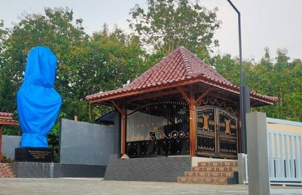 Patung Bunda Maria milik Rumah Doa Sasana Adhi Rasa St. Yacobus, di Dukuh Degolan, Bumirejo, Lendah, Kulon Progo, DIY tengah ditutup menggunakan terpal berwarna biru.