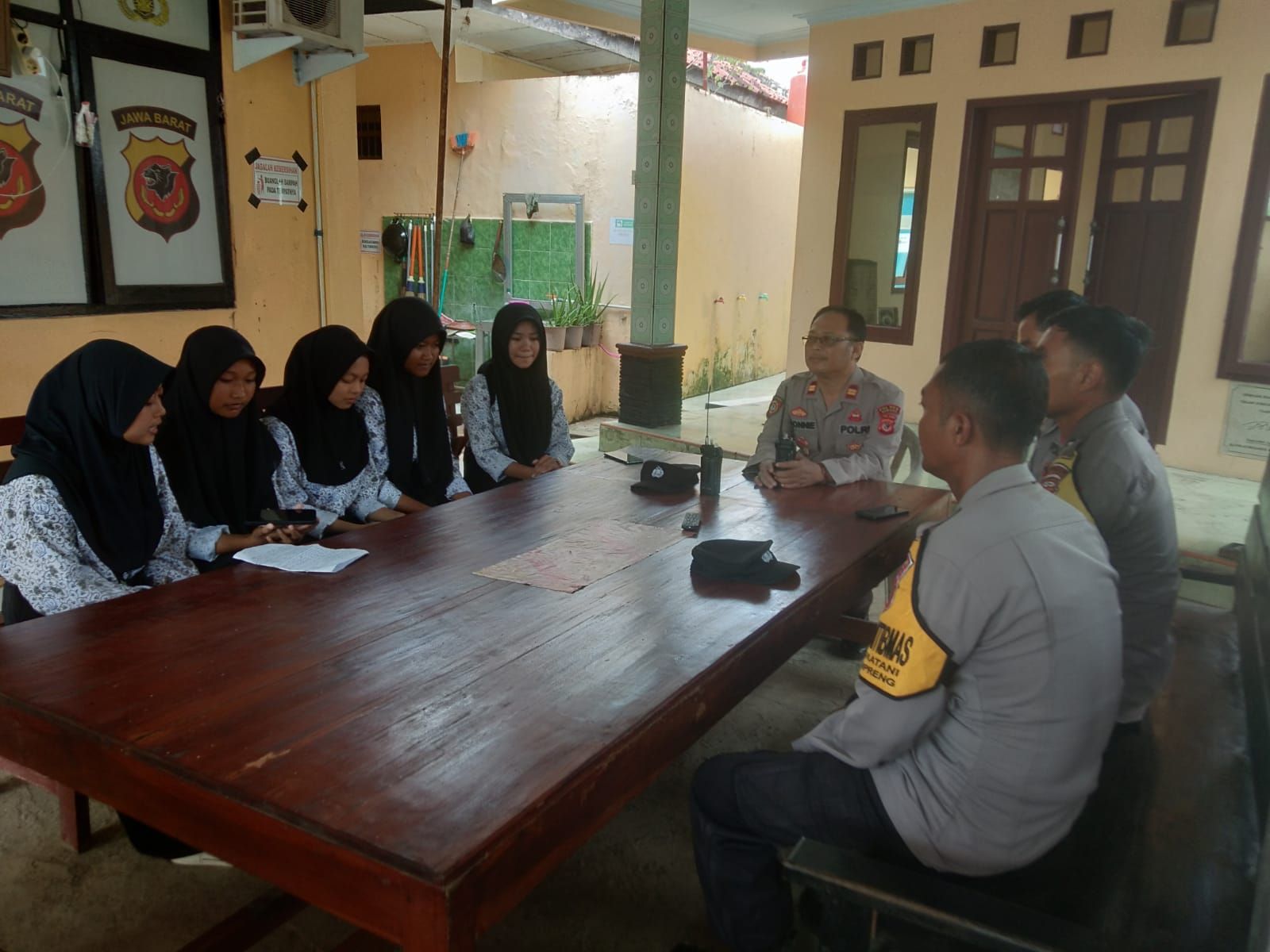 Pelajar SMAN 1 Compreng berkunjung ke Mako Polsek Compreng, Polres Subang, diterima langsung kapolsek dan jajarannya.