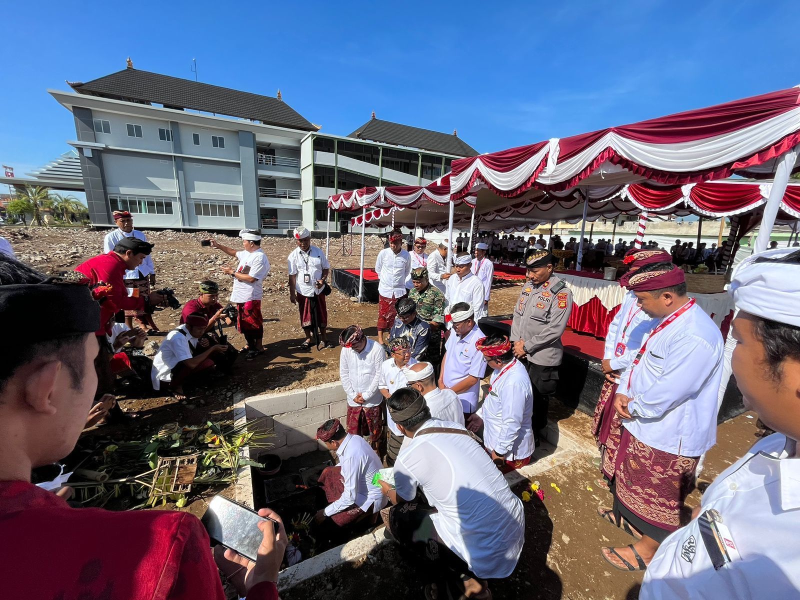 Gubernur Bali I Wayan Koster menghadiri peletakan batu pertama pembangunan dua fasilitas publik di Kabupaten Bangli.