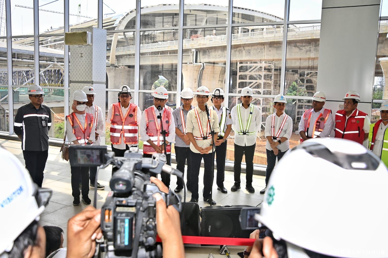 Stasiun Kereta Api (KA) Halim, Jakarta Timur, progres pembangunannya sudah mendekati 90 persen. Menurut Menteri Perhubungan (Menhub) Budi Karya meninjau proyek pembangunan Stasiun Halim, Kamis, 23 Maret 2023.