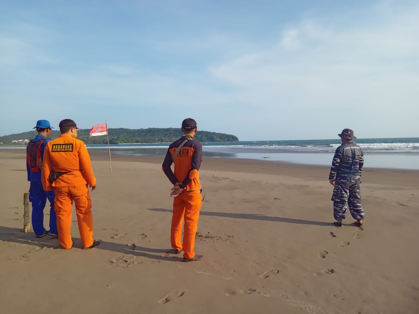Petugas Badan SAR Pangandaran melakukan penyisiran di bibir Pantai Pangandaran, Jumat 24 Maret 2023.*