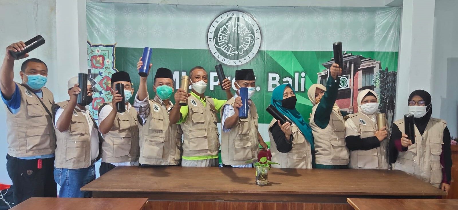 Kampanye penggunaan thumbler air minum untuk mengurangi penggunaan sampah plastik oleh Lembaga Pemuliaan Lingkungan Hidup dan Sumber Daya Alam (LPLH-SDA) MUI Provinsi Bali