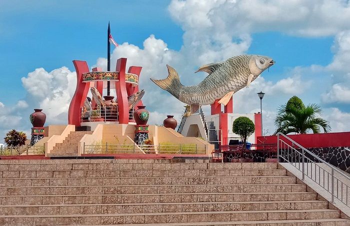 Patung ikan Jelawat menjadi salah satu ikon daerah Kotawaringin Timur yang menjadi kabupaten dengan jumlah penduduk terbanyak di Kalimantan Tengah pada 2022