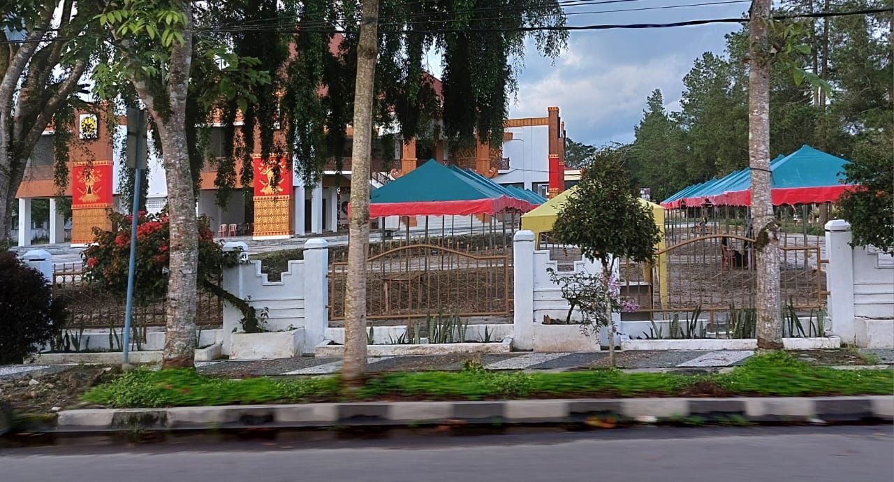 Lokasi jual takjil buka puasa Ramadan 2023 di sekitar halaman Lamban Budaya Pancasila di Kompleks Pemkab Lampung Barat di Kelurahan Waymengaku, Kecamatan Balikbukit, sepi penjual dan pengunjung meski disediakan telah lapak