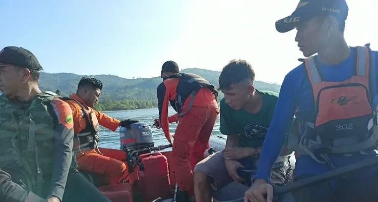 Tim SAR gabungan melakukan pencarian jasad seorang pemanah ikan di Muara Sungai Pinolosian Sulawesi Utara/ANTARA/ HO- Humas Basarnas Manado