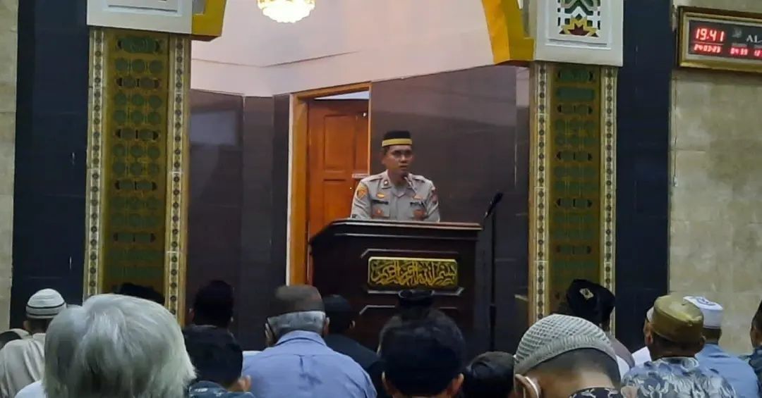 Kapalsek Rancaari Kompol Qesman imam Q.SH. melakukan taraweh keliling di Masjid Al Badriyah RW O9 Riung Bandung.*  