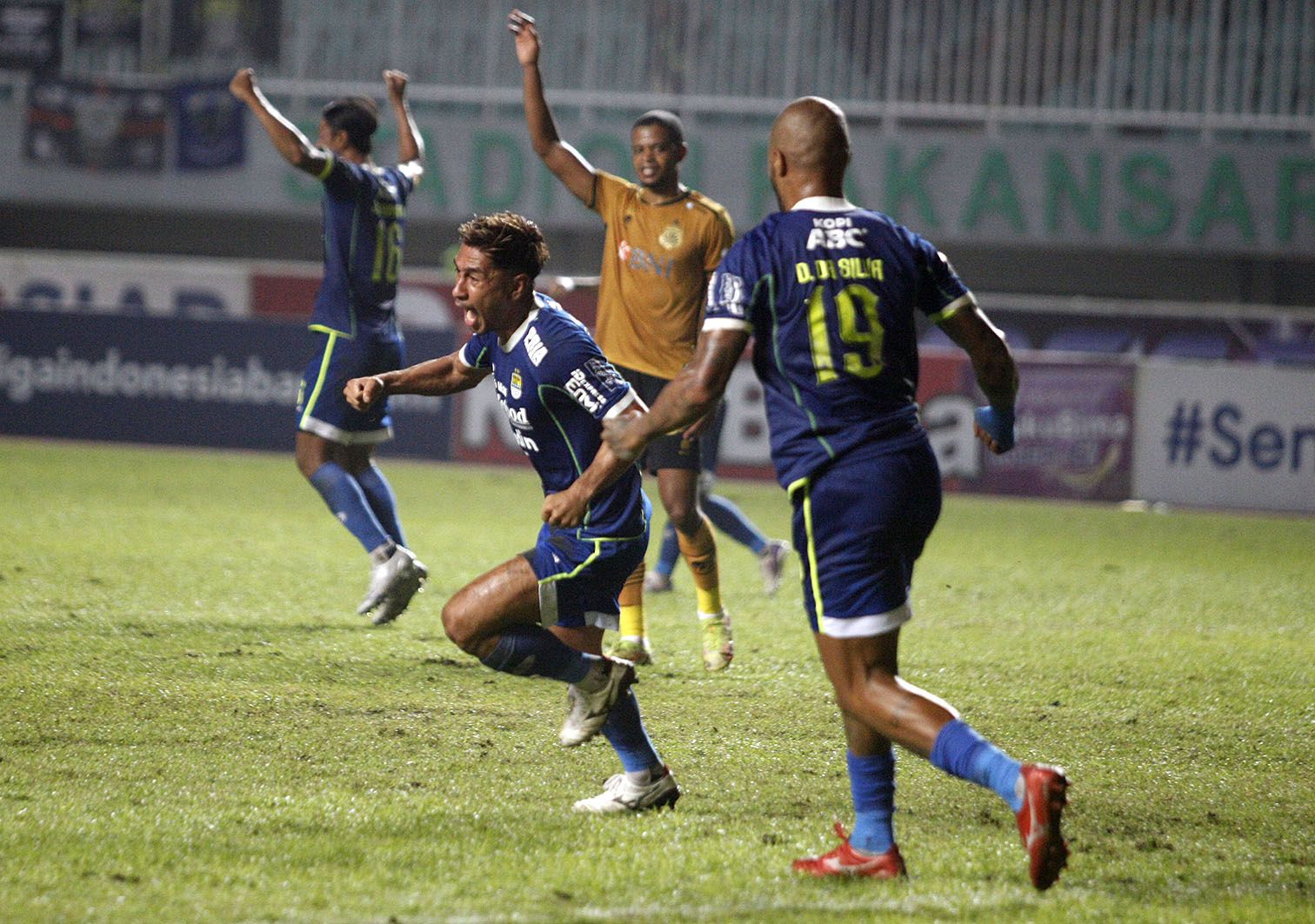 Tim Maung Bandung berhasil mengalahkan Bhayangkara FC dalam Liga 1, Persib menang dengan memukau.
