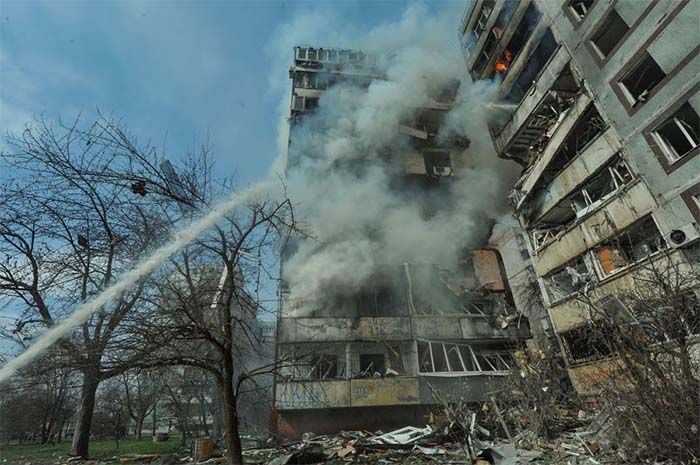 Sebuah pemandangan menunjukkan sebuah bangunan tempat tinggal yang rusak akibat serangan rudal Rusia, di tengah serangan Rusia ke Ukraina, di Zaporizhzhia, Ukraina, 22 Maret 2023.