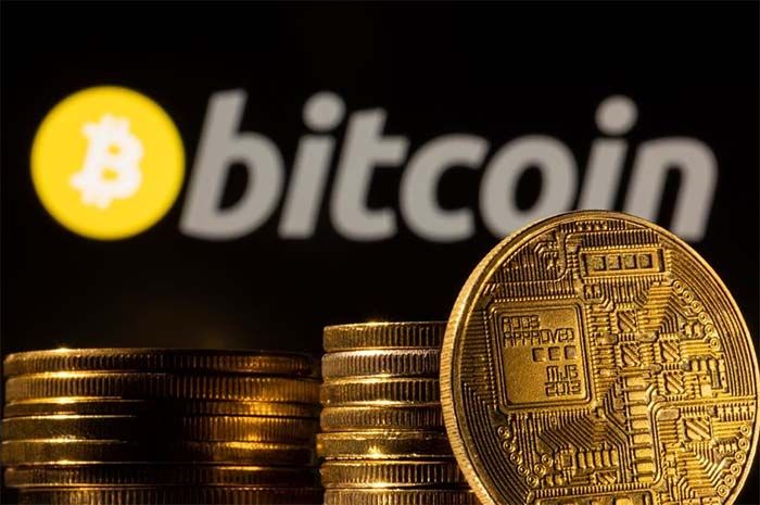 Representasi mata uang kripto terlihat di depan logo Bitcoin dalam ilustrasi yang diambil pada tanggal 4 Maret 2022.