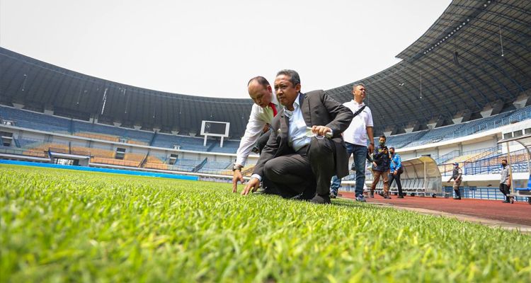 Wali Kota Bandung Yana Mulyana saat mendampingi perwakilan dari FIFA melakukan peninjauan Gelora Bandung Lautan Api (GBLA) Jumat, 24 Maret 2023.