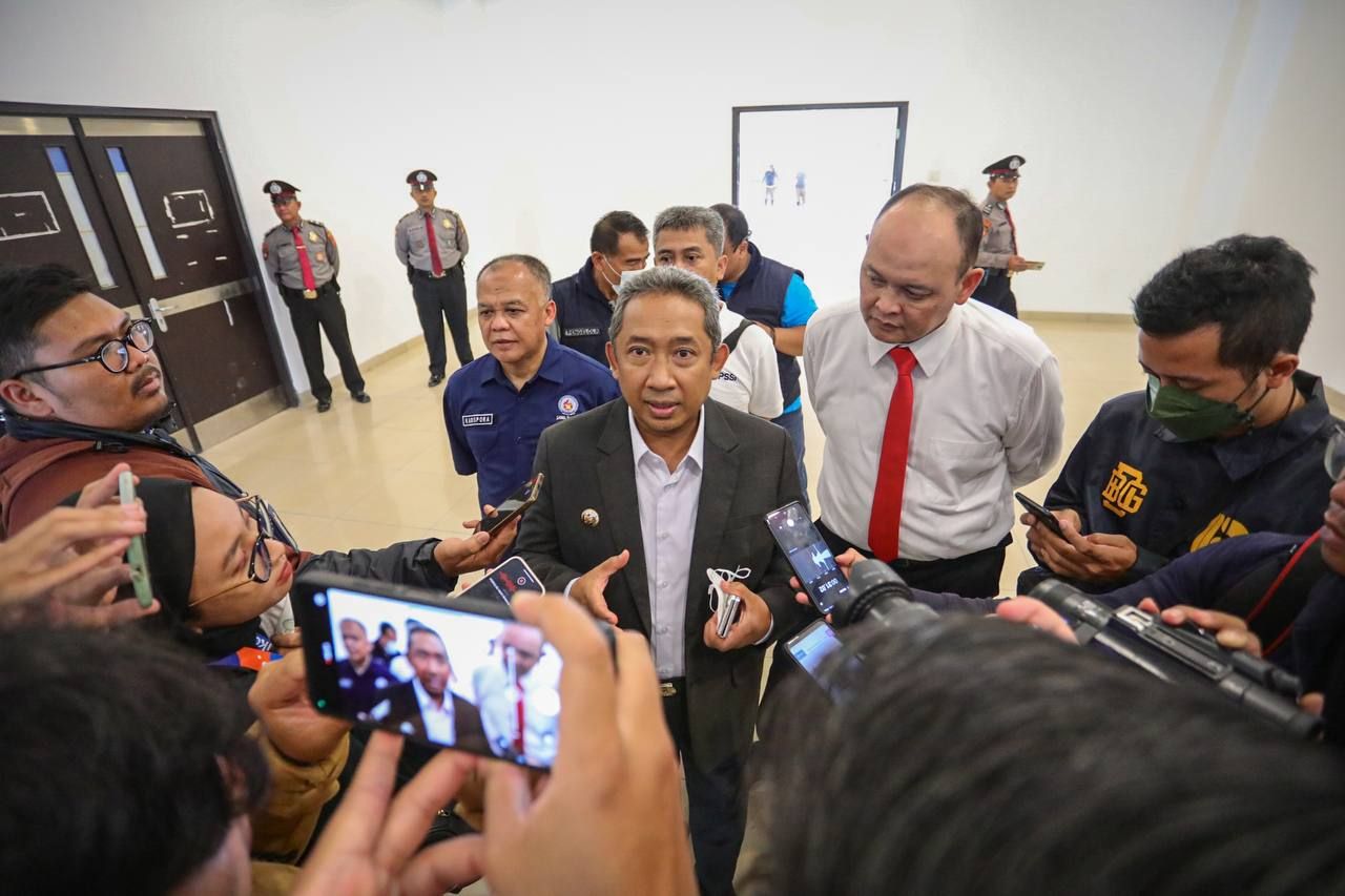 Wali Kota Bandung, Yana Mulyana, mendampingi FIFA yang sedang meninjau Stadion GBLA jelang Piala Dunia U-20 2023.